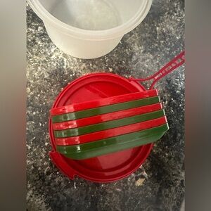 Tupperware little red and green plate set